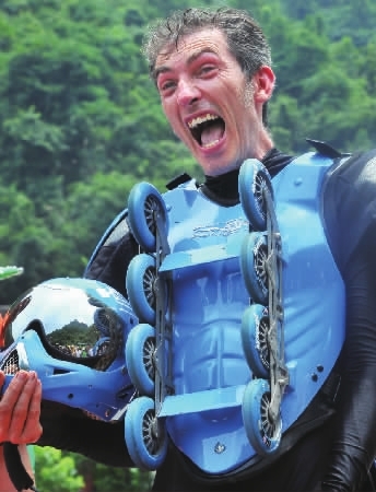 19分34秒 法国轮滑大师 布朗杜天门山挑战成功