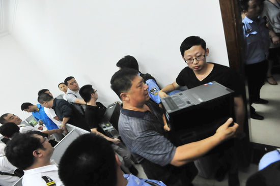不明身份人员强行搬走电脑主机