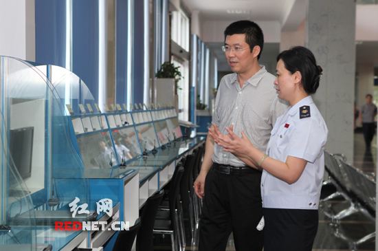 省局总审计师王宏伟视察芙蓉区局办税大厅。