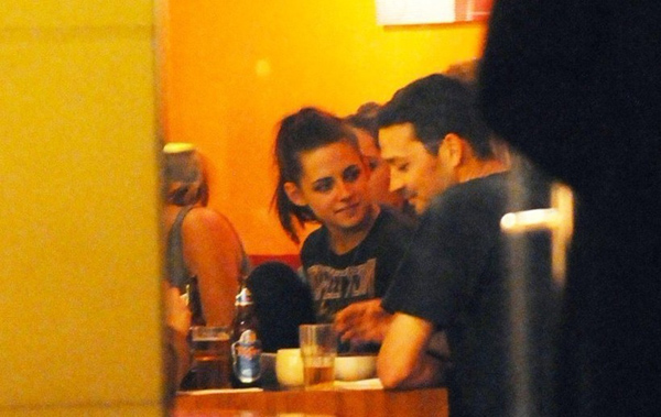 暮光女星克里斯汀·斯图尔特与导演幽会照曝光_