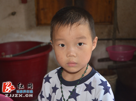 慈利7岁男孩重病缠身贫困家庭四处求助不放弃