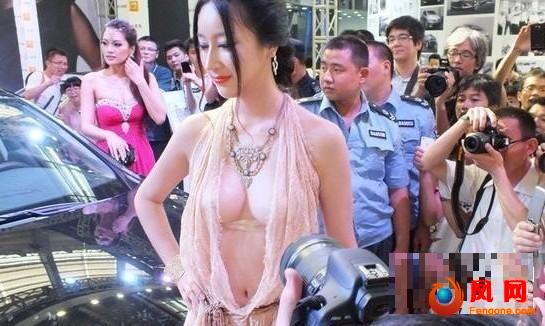 湿露露吴稀儿裸胸亮相佛山性文化节 山寨干露露不雅照