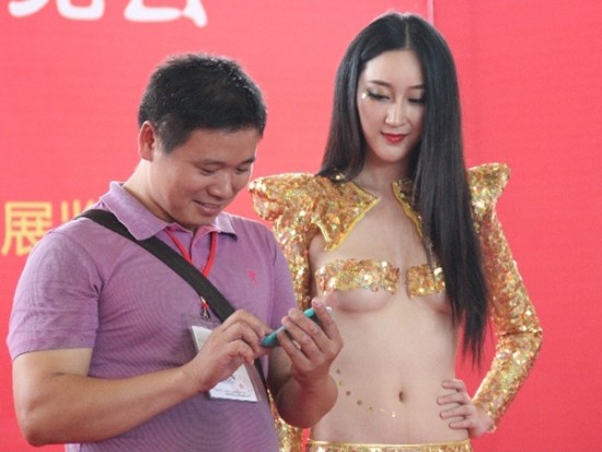 湿露露吴稀儿裸胸亮相佛山性文化节 山寨干露露不雅照