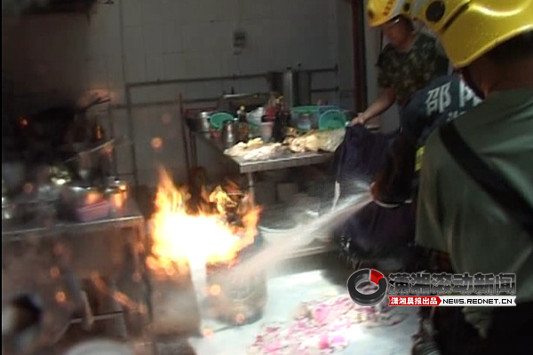 武冈一酒店违规操作引发火灾 液化气罐起火[图