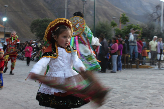 中国 观看 秘鲁/小女孩观看广场的舞蹈。