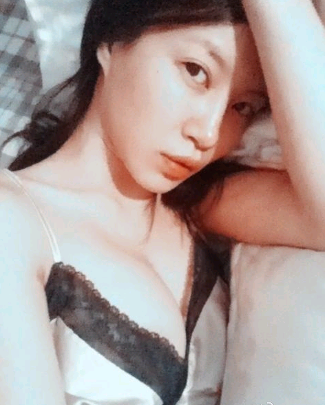 女优<em>观月雏乃</em>微博晒睡前性感照 尽展豪乳(图)_