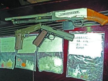 警方共缴获冰毒63克,麻古21粒,大麻5克,五连发猎枪,钢珠手枪.