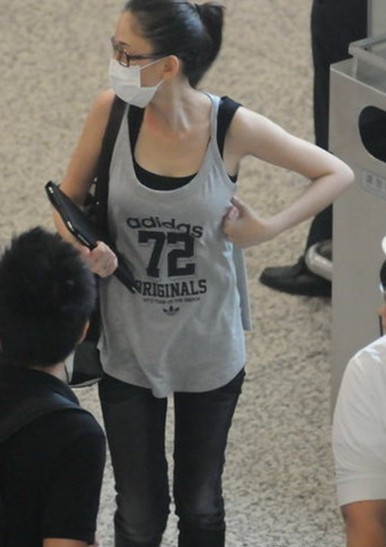 陈乔恩蒙面现身玩偷拍 当众理内衣不顾形象- M