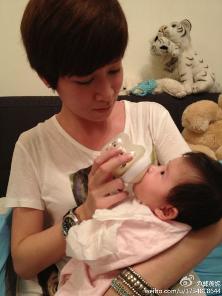 佘诗曼给郭羡妮女儿喂奶母性毕露(图)- Micro R