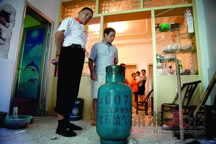 做饭时液化气罐爆炸三人受伤 疑因软管漏气所