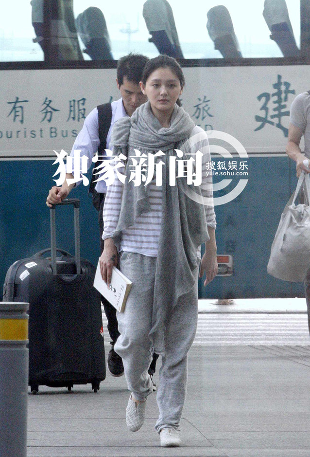 [视频]大S造人无果 穿着朴素赶飞机似路人