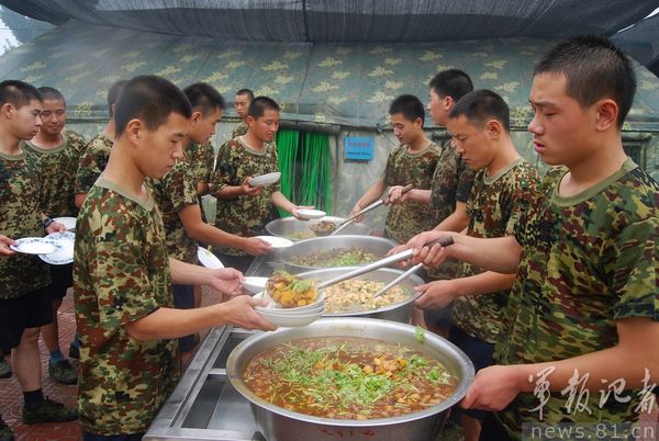 顿顿鸡鸭鱼肉官兵不满意 北京军区改供自助餐