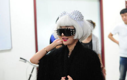 干露露头顶<em>胸罩</em>露臀装现身 引爆全场遭男子强