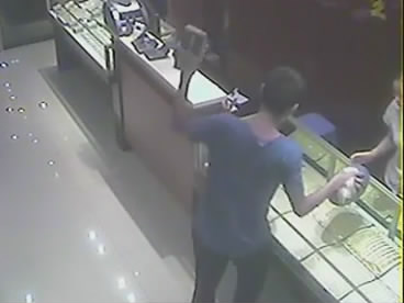 [视频]右手端西瓜左手持砖头搞笑男子抢劫金店