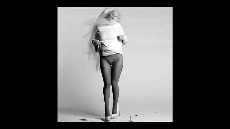 [视频]lady gaga新短片 身着婚纱与男友拥吻