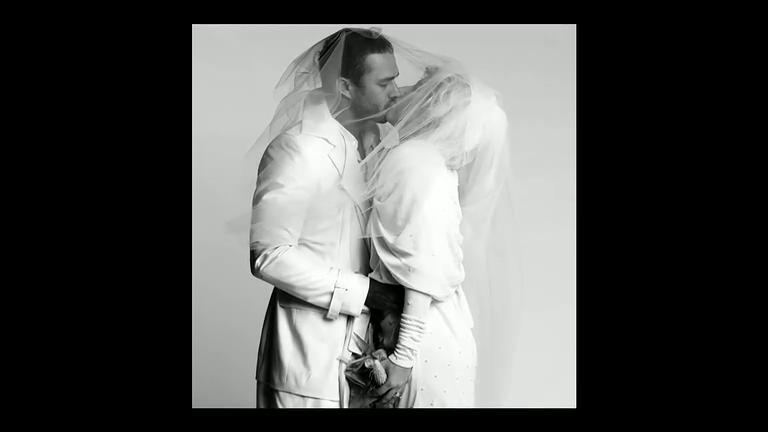 [视频]Lady Gaga新短片 身着婚纱与男友拥吻