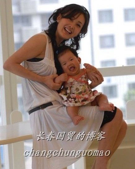 <em>牛莉</em>四岁<em>女儿</em>可爱照曝光 搞怪卖萌露门牙(图)