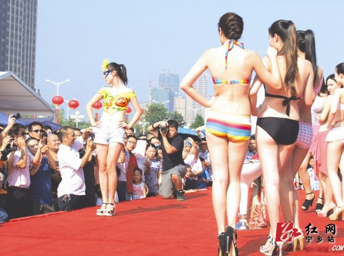 教练帮模特压腿涉嫌骚扰图片
