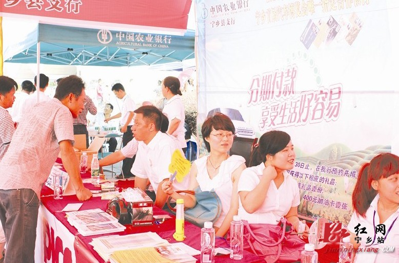 教练帮模特压腿涉嫌骚扰图片