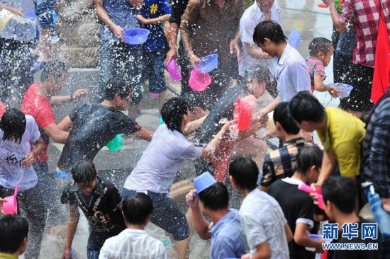[视频]海南嬉水节数十名女性被扒衣袭胸性骚扰