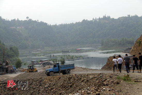 记者走基层:沅陵县陈家滩修建水产基地码头