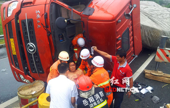 湖南岳阳一货车高速侧翻 20吨货物铺满车道(图)