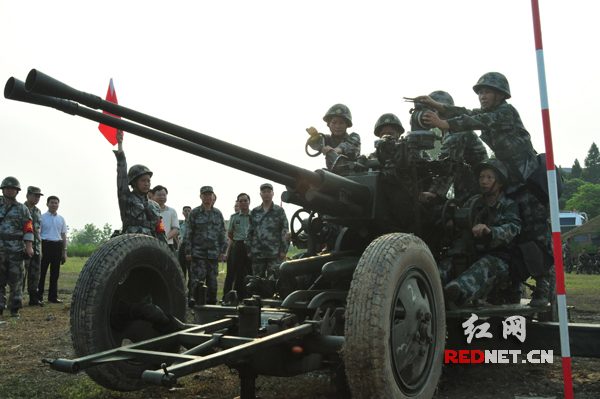 株洲女子民兵高炮连的女民兵们正在向慰问团成员进行汇报演示 黄永勇摄