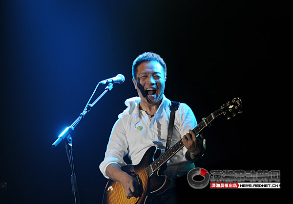[音乐节]许巍压轴唱哭粉丝 他在用心发声[视]