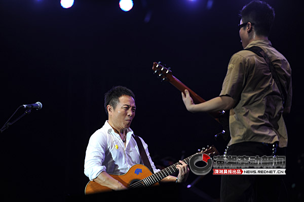 [音乐节]许巍压轴唱哭粉丝 他在用心发声[视]