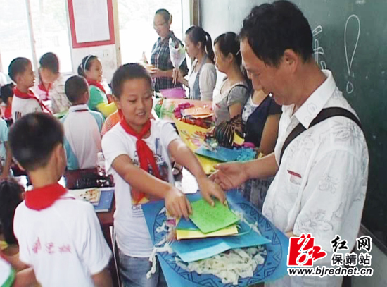 保靖:diy贺卡祝老师节日快乐(图)