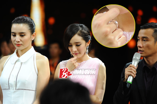 杨幂右手钻戒曝光 自称凭人气得奖挺好的