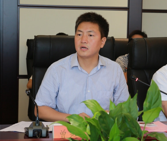 中国产业发展促进会副秘书长刘治与天心区委副书记,区长曾超群分别