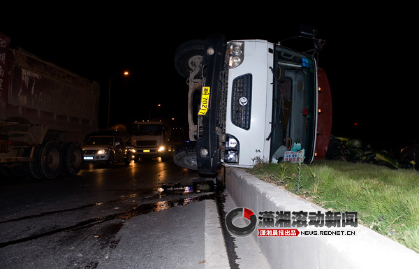 长沙西二环货车与小车相撞 冬瓜洒落一地[图]