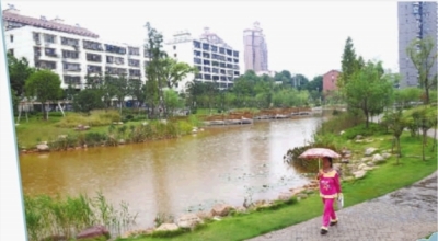 9月13日,长沙市红星社区公园,湖水浑浊不堪.记者 龚磊 摄