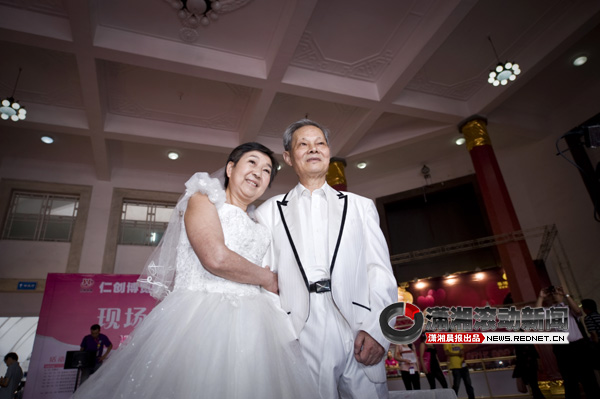 幸福的美女穿婚纱化妆啦图片