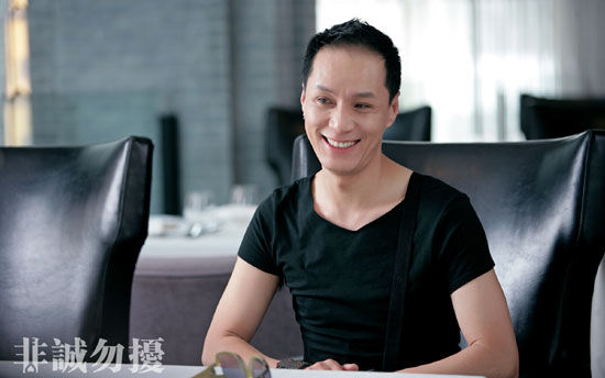 [视频]冯远征微博晒新照 女装扮相令人惊艳