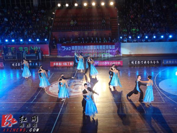 体育舞蹈大赛奔放上演图片