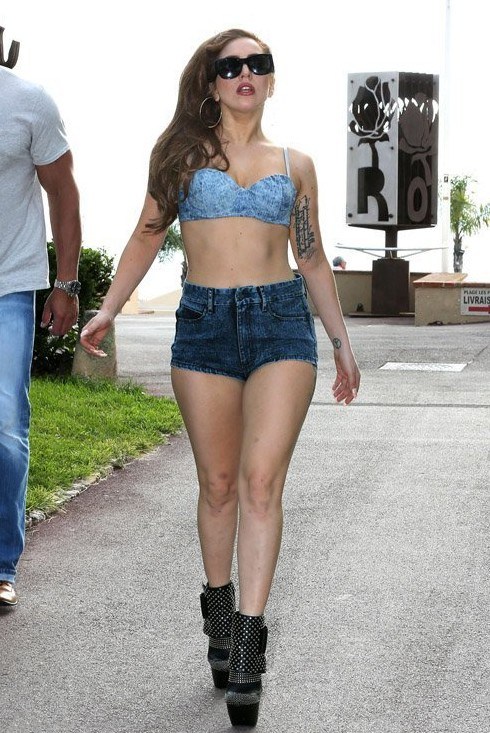 gaga<em>穿胸罩</em>热裤<em>上街</em>(图)