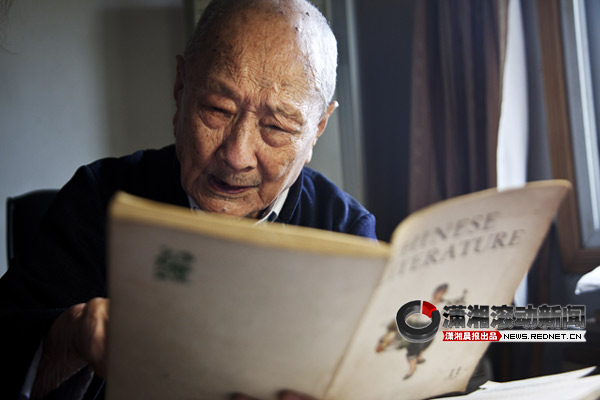 百岁老人超爱英语翻译 单词pk年轻人hold不住