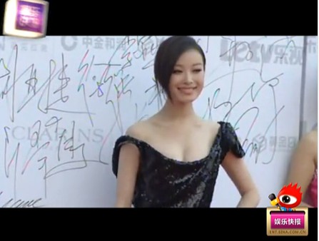 [<em>视频</em>]倪妮红毯<em>肩带</em>滑落 傲人胸器呼之欲出_红