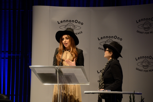 [视频]Lady Gaga推动同性恋平权 荣获列侬小野