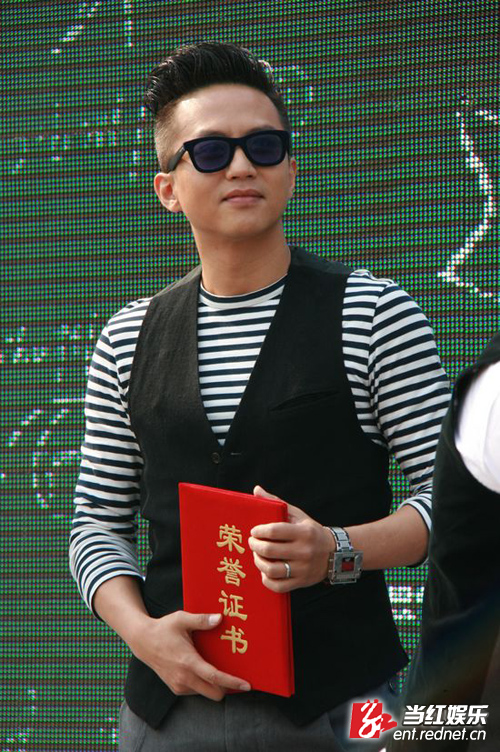 《中国先生》三人合体 <em>邓</em>超飙英语对骂反成噩