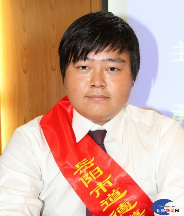 8年背同学上学图片