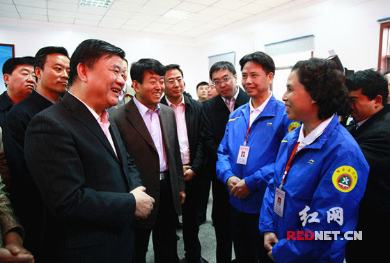 图片说明:国家卫生部部长陈竺(左)与正在山西吕梁革命老区开展巡回医疗的中南大学湘雅医院国家医疗队亲切交谈。