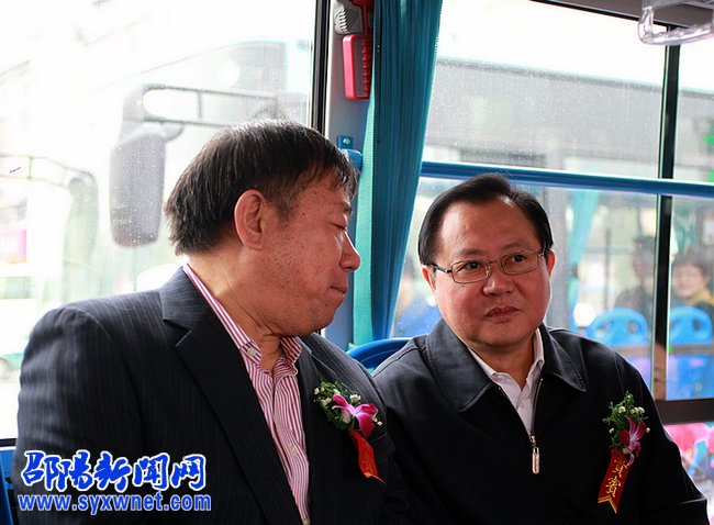 车首次上线运营仪式在魏源广场启动,邵阳市领导龚文密,周国利,李晓红