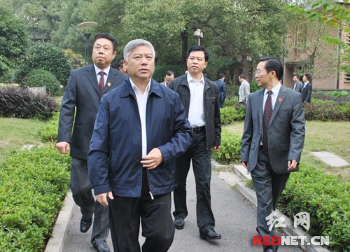湖南省副省长盛茂林专程来到湖南安全技术职业学院调研。