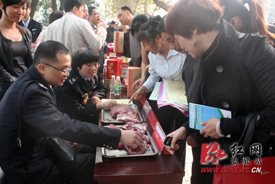 娄底举办建设法治政府宣传活动(图)