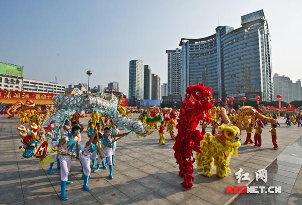 10月31日,“舞动星城歌涌湘江”百万群众广场舞蹈、合唱展演活动在长沙贺龙体育馆东广场火热举行。