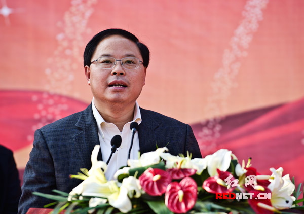 长沙市委副书记、市长张剑飞在“舞动星城歌涌湘江”百万群众广场舞蹈、合唱展演活动上讲话。