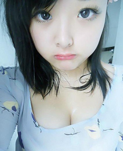 17岁女孩网晒性感照 自誉童颜巨乳_教育频道